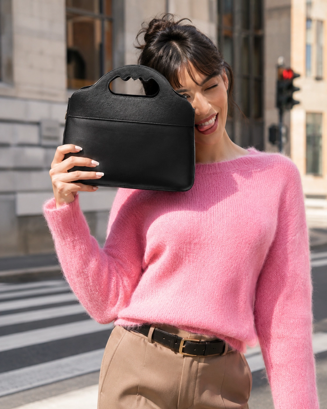 Femme qui fait la moue avec le sac prêt de la tête